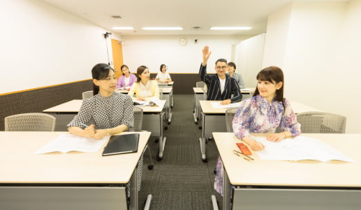 挙手する受講生の様子