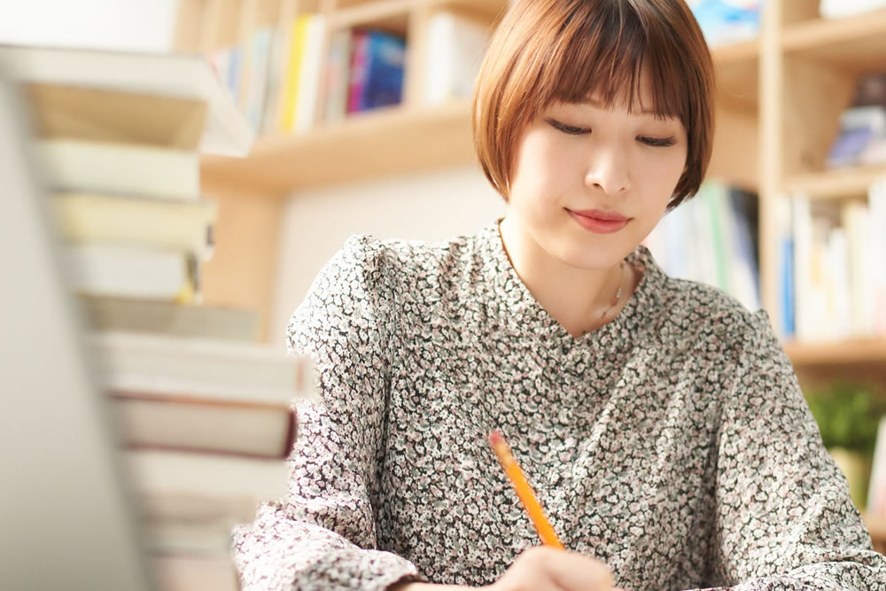 宅建を独学で学んでいる女性