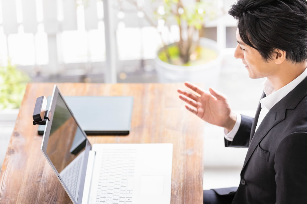 宅建士が重要事項について説明しているところ