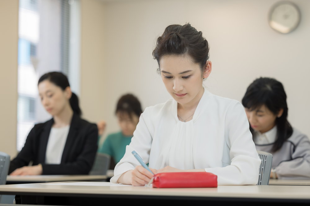資格講座を勉強している社会人