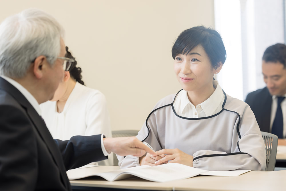 資格講座で宅建の勉強をしている女性