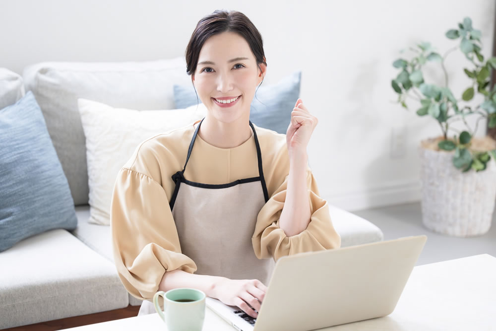 オンラインで資格講座の勉強をしている主婦