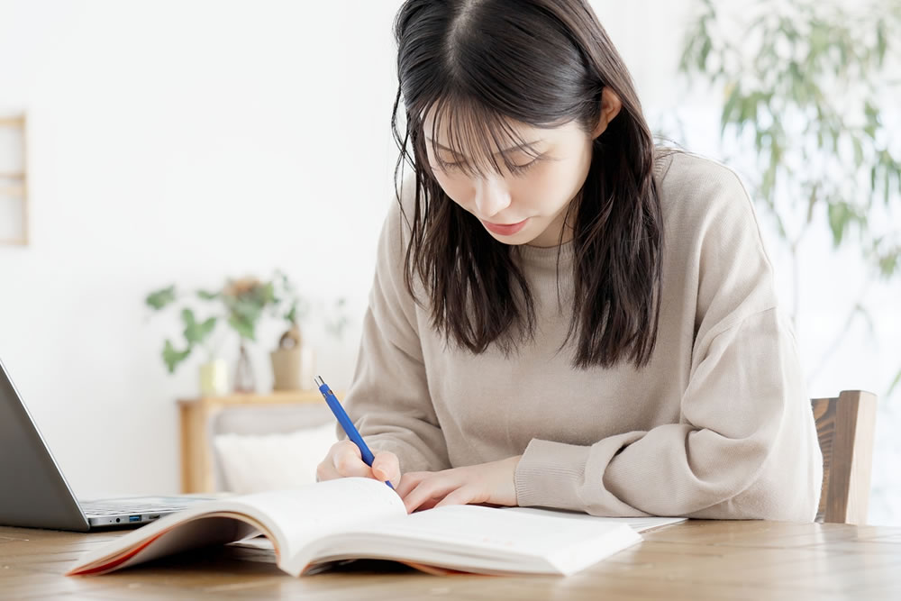 宅建の資格の勉強をしている女性