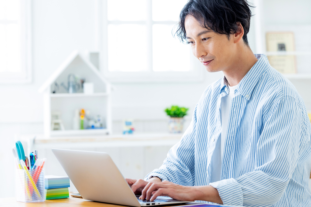 パソコンでオンライン講座を受けている男性