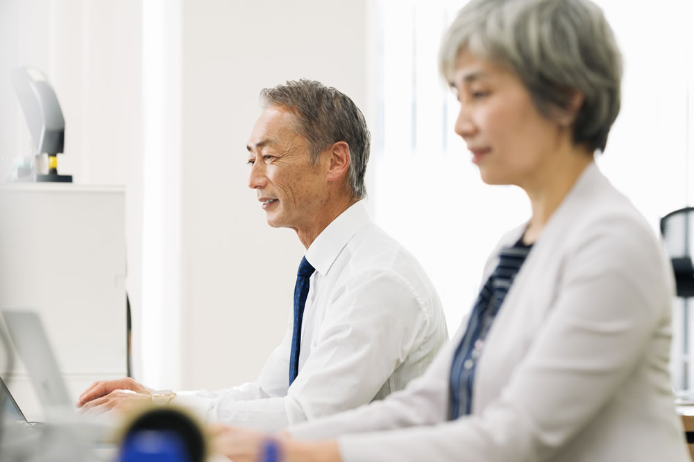 定年後に宅建士として働いている男性と女性