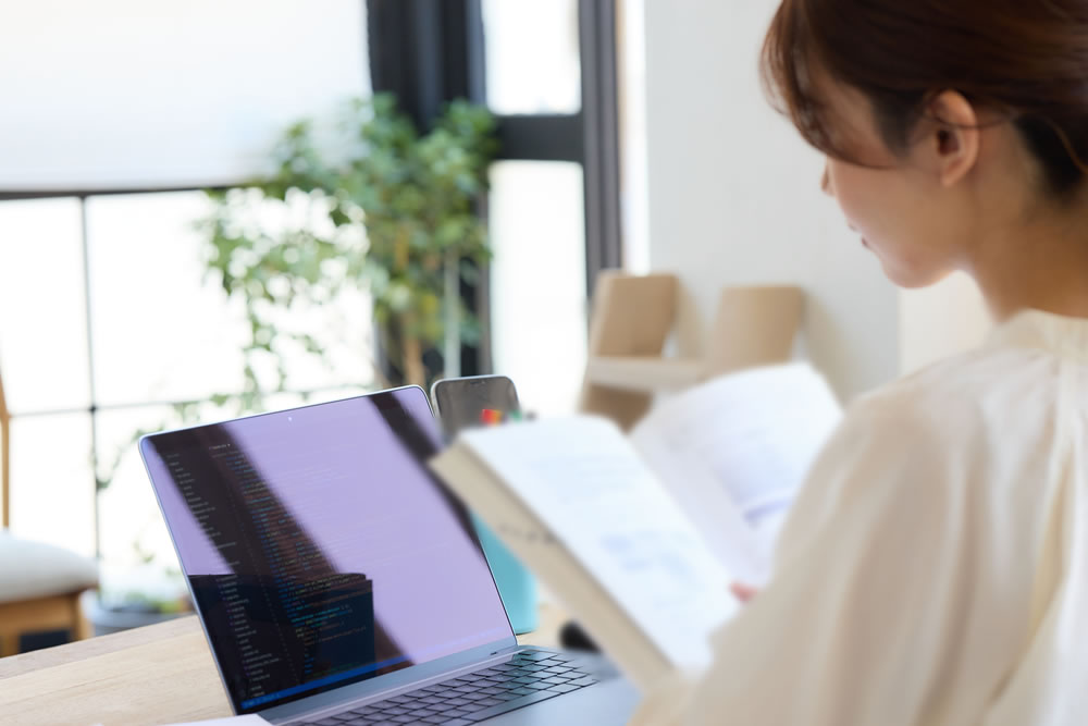 社労士の勉強をしている女性