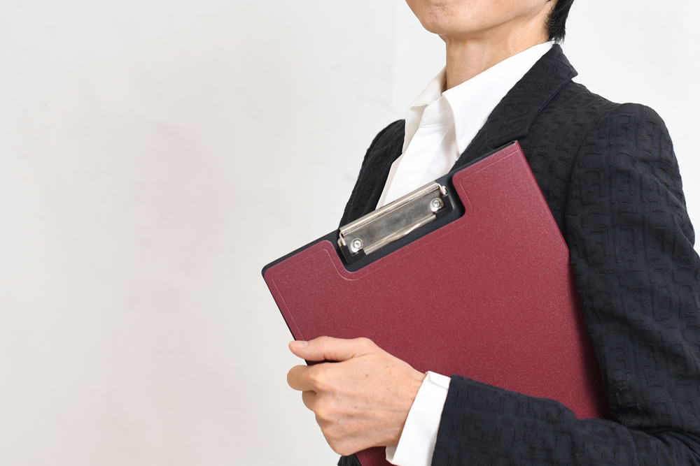 ファイルを持っている社労士のイメージ
