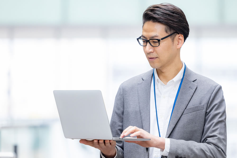 40代で社労士を目指している男性のイメージ